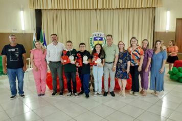Educação Municipal premia alunos destaques municipais e estaduais no Agrinho e Prova Paraná. 