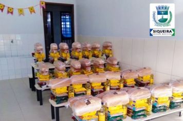 Secretaria de educação entrega cestas alimentícias