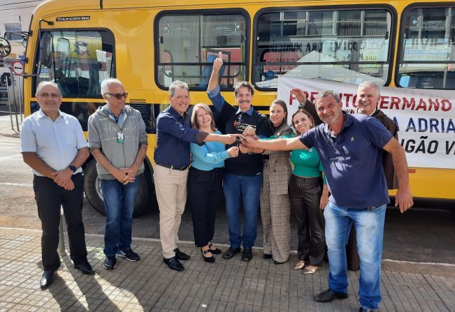 Prefeitura entrega de ônibus escolar R$ 357.400,00